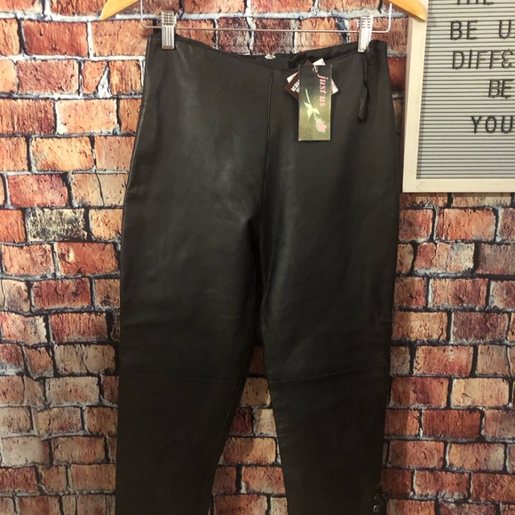 NWT SOFT SOFT BLACK LEATHER CAPRIS ZIP UP BACK WITH TIES ON LEGS SIZE S - Picture 6 of 12